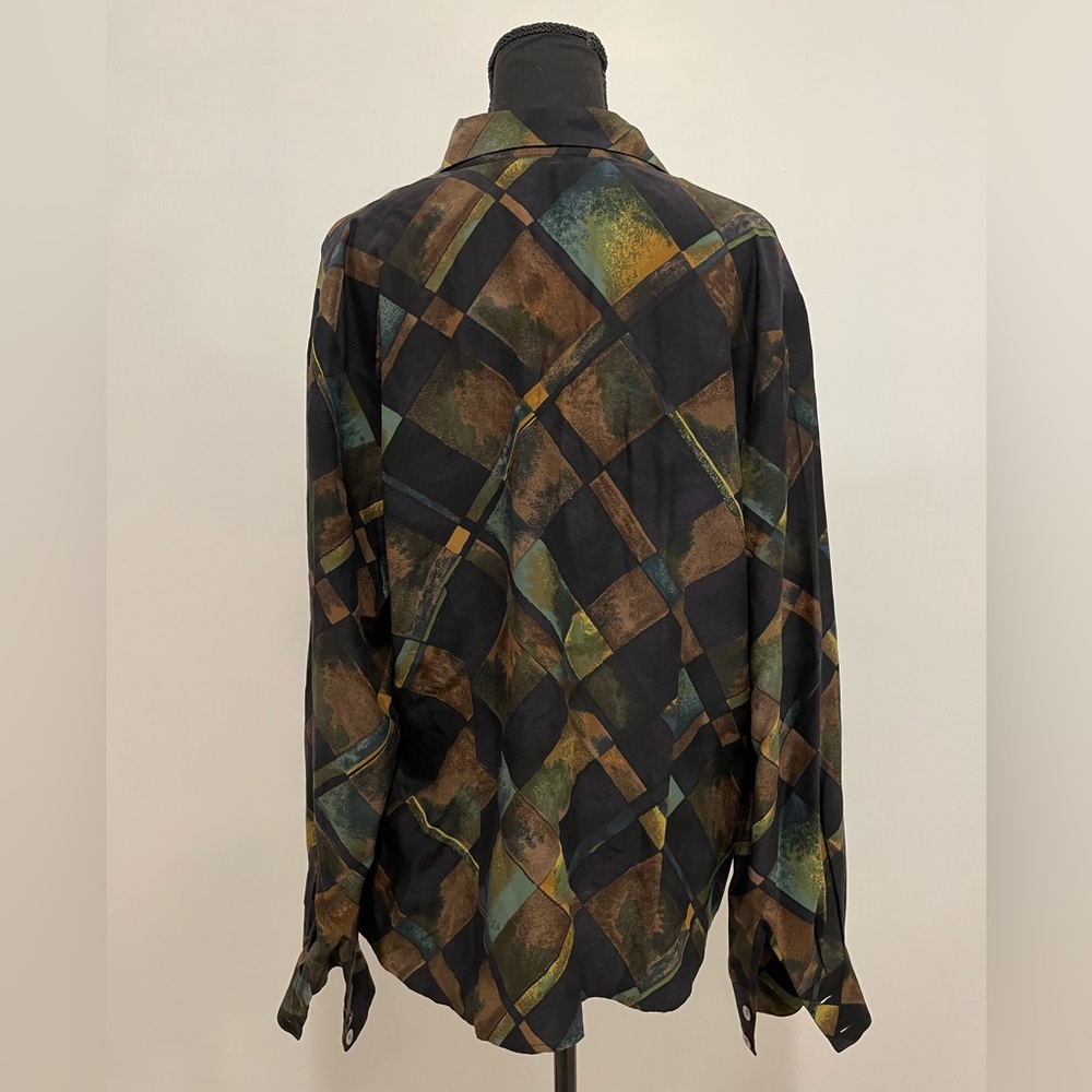 Geometric Patterned Button-Up Shirt - Picture 4 of 5